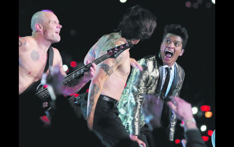 Los Red Hot Chili Peppers se vieron 'obligados' a hacer Playback durante el medio tiempo del Super Bowl. AFP /