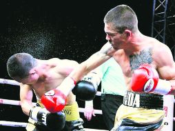 El 'Gallito' Novoa explota un derechazo en el rostro de su rival. ESPECIAL /