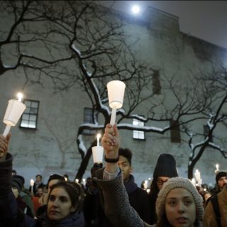 Broadway, a media luz en homenaje a Hoffman