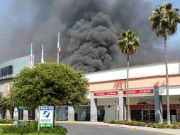 Reportes indican que el fuego comenzó en una tienda departamental y se expandió a locales aledaños.  TOMADA DE @albertomty  /