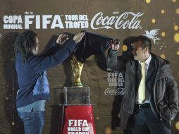 Christian Karembeu, exfutbolista holandés (i) en la gira con el gran premio. MEXSPORT /