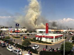 Afirman que no hay riesgo con los tanques de gas ya que el fuego está controlado en el área. SUN /