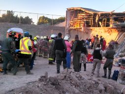 Foto de las acciones de los cuerpos de rescate en el lugar del derrumbe.  /