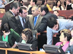 Sesión del pleno celebrada ayer en el Congreso local, en donde se aprobó el calendario para la comparecencia de secretarios estatales. ESPECIAL /