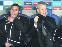 Alfredo Tena y Javier Aguirre, tienen importantes bajas por lesión entre sus jugadores, pero contarán con el nacional Héctor Moreno. EFE /
