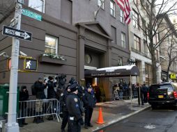 Periodistas y policías permanecen a las afueras del lugar donde se lleva a cabo el velorio del actor Philip Seymour Hoffman. EFE /