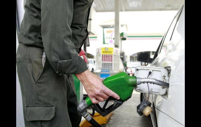 El incremento de las gasolinas sigue siendo motivo del alza en la inflación, reporta el Inegi. ARCHIVO /