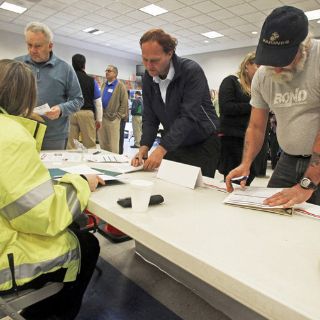 EU crea 113 mil empleos en enero; baja desempleo