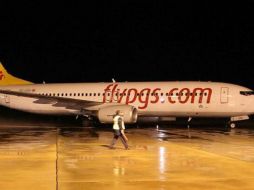 El avión se mantiene fuera de la zona común, bajo observación de los equipos de seguridad turcos. Foto: @res7cuefox5. ESPECIAL /