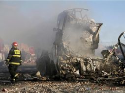 Los medios de transporte se incendiaron y quedaron convertidos en hierros retorcidos. AFP /