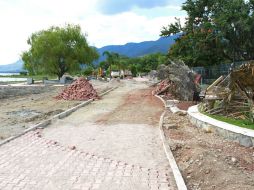 Sobre la ribera de Chapala se construye un nuevo malecón. ARCHIVO /