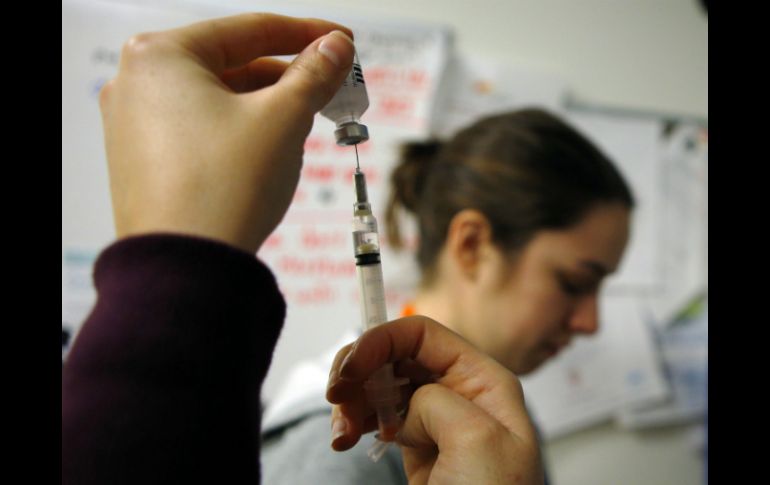 Persona vacunándose contra la influenza. ARCHIVO /