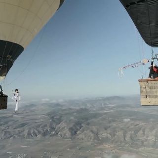 Acróbatas practican 'slackline' en globos aerostáticos