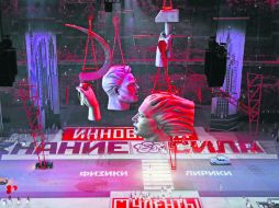 Uno de los 18 capítulos mostró la hoz y el martillo, los rascacielos estalinistas y la legendaria escultura Obrero y Koljosiana. AFP /