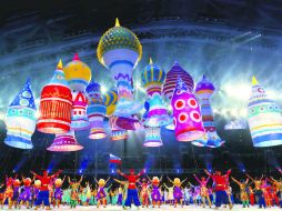 Globos con formas de la Catedral de San Basilio, de Moscú, se elevan durante la ceremonia de inauguración.  /