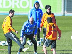 Zinedine Zidane (de azul) participa del entrenamiento del Real Madrid previo al duelo ante el Villarreal, donde no podrá jugar CR7. EFE /
