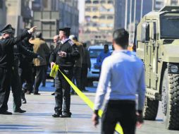 Un agente acordona el lugar donde explotaron dos bombas de fabricación casera. EFE /