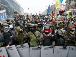 Unas dos mil personas marcharon en Kiev, Ucrania, hacia la barricada cerca de la municipalidad bloqueando el tránsito a su paso. EFE /