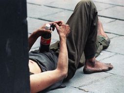 El indigente dormía en la calle muy cerca del mercado público Juárez. ARCHIVO /