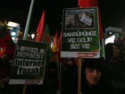 Exigen no ratificar la nueva legislación que otorga poderes a las autoridades para bloquear sitios web. AP /