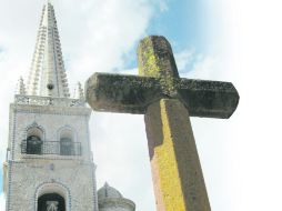 En Guachinango, dos cruces distintas parecieran hablar de dos religiones diferentes en dos épocas distantes.  /