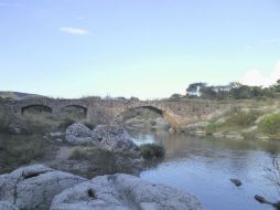 Tres bellos escarzanos de piedra conforman el puente; un arco grande, el claro del lecho, y luego dos medianos.  /