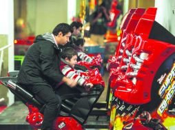 Quienes disfrutaron de este tipo de lugares, aprovechan para llevar a sus hijos y revivir aquellas tardes frente a las 'maquinitas'.  /