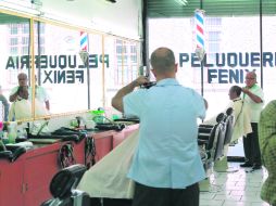 Tijeras, navajas afiladas y batidillo de jabón son infaltables en la Peluquería Fénix.  /
