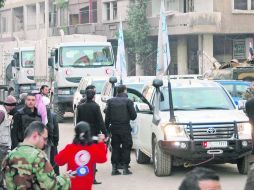 Un convoy de las Naciones Unidas (ONU) y de la Media Luna Roja siria espera para entrar a la zona controlada por los rebeldes en Homs. AFP /