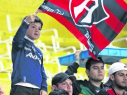 Un pequeño aficionado llegó temprano al Jalisco para aplaudir a los jóvenes zorros, pero también para ver al primer equipo.  /