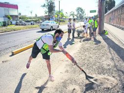 Estudiantes limpiaron ayer la ciclovía de Camino al ITESO.  /