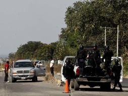 Autodefensas y la PF cuidan la entrada al municipio de Apatzingán. SUN /