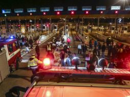 Los manifestantes se reunieron por la tarde en el peaje de Atenas-Lamia para protestar contra la alzas anunciadas. ESPECIAL /