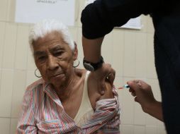 La SSa recuerda que el virus provoca cuadros más severos en adultos de entre 35 y 55 años. ARCHIVO /