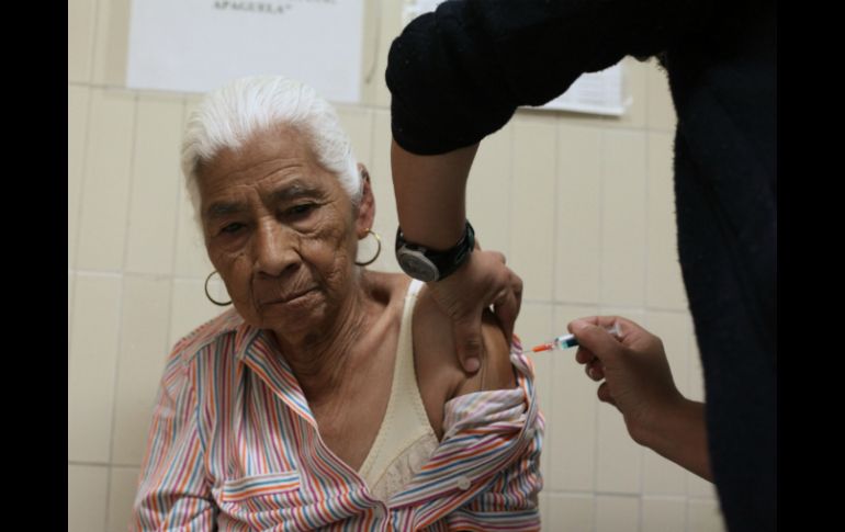 La SSa recuerda que el virus provoca cuadros más severos en adultos de entre 35 y 55 años. ARCHIVO /