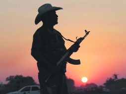 Tensa calma. Un miembro de la defensa rural vigila el ingreso al municipio de Apatzingán. Bastión de los Caballeros Templarios. AP /