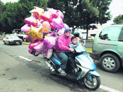 Muestra de cariño. El 14 de febrero los globos de helio son los artículos preferidos entre los consumidores.  /