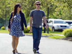 Mark Zuckerber y su esposa donaron 18 millones de sus acciones de Facebook. AP /