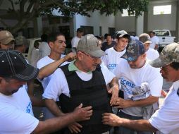 Hipólito Mora, líder de autodefensa de Michoacán, asegura que entraron a Apatzingán por petición del padre Gregorio López. ARCHIVO /