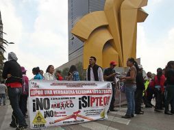 Profesores de la coordinadora salen del Monumento a la Revolución con rumbo a Gobernación. ARCHIVO /