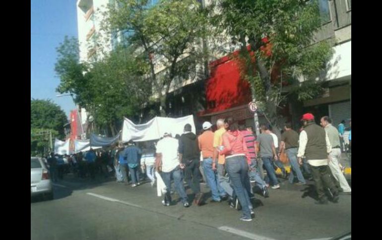 Los manifestantes regresarán el lunes a Palacio de Gobierno; luego al SAT, nuevamente. Foto: @hsalcidogdl. ESPECIAL /