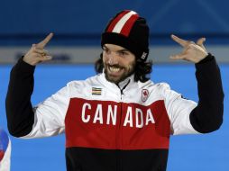 El primer lugar de Charles Hamelin en patinaje de velocidad 'trepó' a su país al primer sitio. AP /