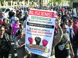 Contra la reforma. Un grupo de comerciantes protestó contra cambios impuestos por el SAT.  /