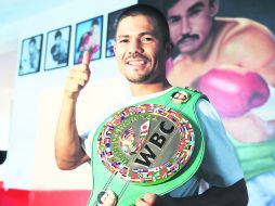 En su poder. Osvaldo Novoa, de 32 años de edad, sostiene el cinturón Paja del Consejo Mundial de Boxeo.  /