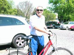 Doble propósito. Además de mantenerse sano, Guillermo Juárez prefiere andar en bicicleta para disfrutar las áreas verdes de la ciudad.  /