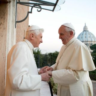 El Papa recuerda valentía de Benedicto XVI a un año de su renuncia
