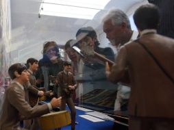 Más de 60 piezas integran este homenaje en el que destacan carteles, fotografías, libros y portadas de vinil. EFE /