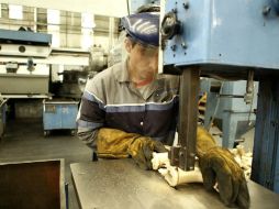 El retroceso fue resultado principalmente de una débil recuperación de la producción manufacturera. ARCHIVO /