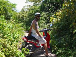 Harry Devert se desplazaba a bordo de una motocicleta marca Kawasaki y traía consigo una casa de campaña. Foto: Facebook. ESPECIAL /