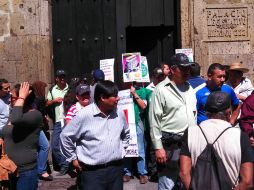 Al mediodía, maestros rodeaban el edificio del Congreso Local y mantenían cerrada la circulación.  /